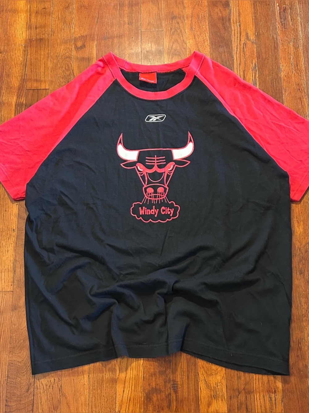 Vintage Y2K Chicago Bulls Reebok Windy City NBA Black Red Graphic T-shirt XL